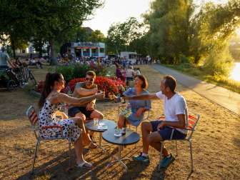 Gruppe beim Sommerabend Apéro im Pop Up Restaurant Schwanbar in Aarau.