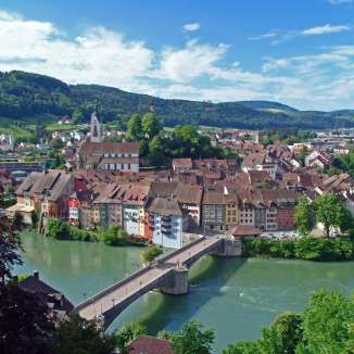 Auf einer Strecke von über 70 Kilometern durchfliesst der Hochrhein den Kanton Aargau von Kaiserstuhl bis Kaiseraugst und bildet somit dabei die fliessende Grenze zwischen der Schweiz und Deutschland. Dabei passiert er 22 Schweizer Gemeinden, welche jede Menge am und auf dem Aargauer Hochrhein zu bieten haben. Es spielt keine Rolle, ob Sie auf der Suche nach sportlicher Betätigung am Flussufer, Entspannung im Thermalwasser, kulinarischen Höhenflügen oder einem interessanten Kulturangebot sind, es hat für jeden Geschmack etwas dabei.