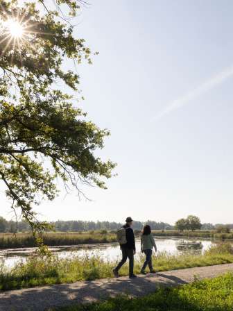 Zwei Personen auf einem Spaziergang am Flachsee, einem Stausee an der Reuss im Kanton Aargau.