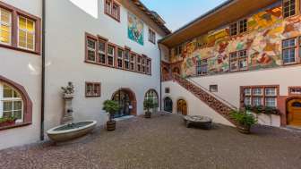 Rathaus Innenhof mit Stadtbüro