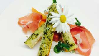 Melonen serviert mit Parmaschinken und Knoblauchbaguette
