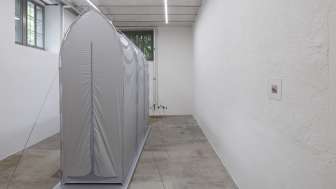Ausstellungsansicht «Raumfahrt VIII», 2026, Museum Langmatt, Baden, Sina Schöpf, «Zelt», 2026, Zeltstoff, Zeltstangen, Sockel, Schnur, 490 x 225 x 265 cm