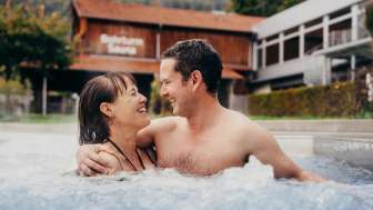 therme-zurzach-aussenbecken-sprudel-paar