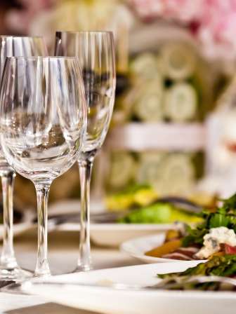 Tauchen Sie ein in die Wellness-Welt der Therme Zurzach und entdecken Sie eine Bade- und Saunalandschaft, die Sie aus dem Alltag entführt. Lassen Sie Ihren Entspannungs-Tag bei einem 4-Gang-Gourmet-Abendessen im Parkhotel****S Bad Zurzach ausklingen.