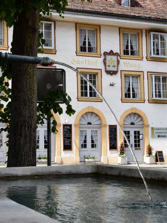 Bad Zurzach ist ein Marktflecken. Ausschlaggebend für die Entwicklung zu einem bedeutenden Markt- und Messeort war die Bedeutung Zurzachs* als Wallfahrtsort nach dem Tod der Heiligen Verena im Jahr 344 n. Chr. Die Grabstätte der Heiligen Verena, das Verenamünster, gehört zu den schönsten Kirchen im Kanton Aargau.