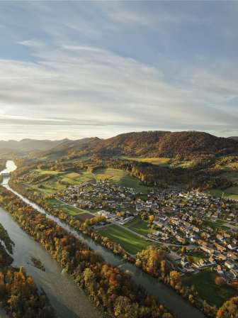 Der Jurapark Aargau ist ein Regionaler Naturpark von nationaler Bedeutung. Das Parkgebiet unweit von Bad Zurzach umfasst die Hügellandschaft des Ketten- und Tafeljuras zwischen Brugg, Laufenburg, Rheinfelden und Aarau.
Auf dem Weg ‚Rund um Sulz‘ den Cheisacherturm entdecken, in der Idylle bei Hottwil Wein und Landschaft geniessen oder Energie tanken bei der 800jährigen Linde von Linn – der Jurapark Aargau bietet Ruhe und Regeneration.