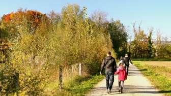 aue-chly-rhy-familie-spaziert-auf-wanderweg