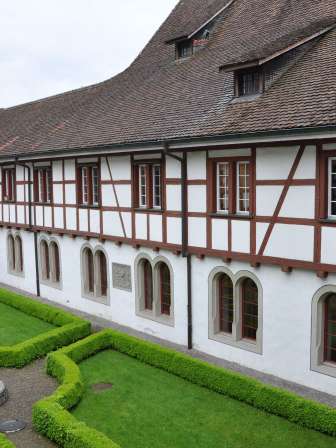 historischer innenhof des reusspark gnadenthal mit gepflegtem garten