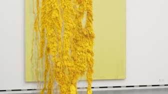 Blumen für die Kunst<br>3.3.–8.3.2026, Aargauer Kunsthaus<br>Florale Interpretation: Samantha Bühler, Winterthur<br>Werk: Joseph Marioni, Yellow painting, 2002<br>Aargauer Kunsthaus / Schenkung Joseph Marioni in Erinnerung an Bernhard Stahel, 2003<br>Foto: David Aebi, Burgdorf