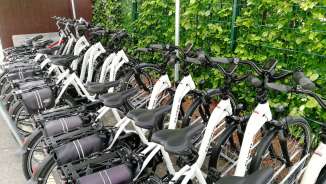Fliegen Sie mit einem Lächeln über die Hügel- und Flusslandschaft des Zurzibiets – mit einem E-Bike. Erleben Sie das einzigartige Fahrgefühl, bei dem Steigungen und Gegenwind zum Kinderspiel werden. Bad Zurzach Tourismus bietet als Vermietstation von Rent a Bike E-Bikes und Komfortvelos an. Damit der Ausflug gezielt geplant werden kann, ist eine frühzeitige Reservation empfohlen.