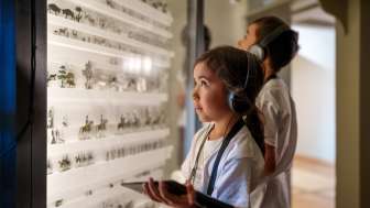Kinder mit Audioguide im Stadtmuseum