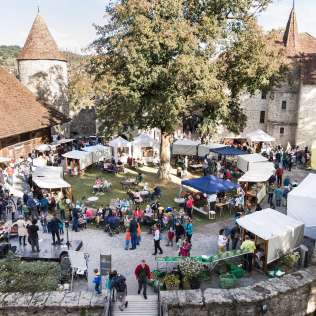 Personen an einem Markt im Schloss