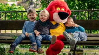 Mit Stadtmaskottchen LauRhy