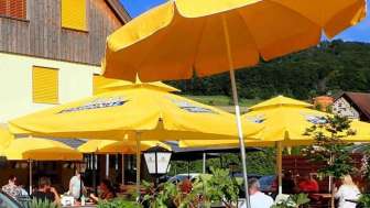 babas-büezer-beiz-terrasse-mit-Leuten