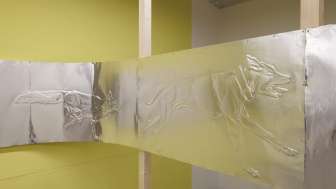 Ausstellungsansicht «Raumfahrt VIII», 2026, Museum Langmatt, Baden, Paula Santomé, «Some Days Belong to the Prey», 2025, handgefertigte Aluminiumprägung auf Tapete