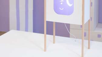Tobias Gutmann (*1987) & Sai Bot (KI-System, seit 2019), Face-o-mat, seit 2013<br>Fertiges Portrait Sai Bot, Karton, Holz, Sai Bot KI (2 iPads), Ton, 60 × 28 × 15 cm<br>Mit Genehmigung des Künstlers & Sai Bot<br>Ausstellungsansicht Tobias Gutmann & Sai Bot, Mobiliar Kunstsammlung, 2022<br>Foto: Tobias Gutmann<br>© Tobias Gutmann