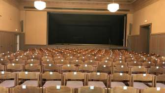 Saal mit Bühne