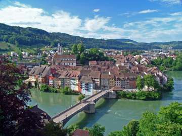 Auf einer Strecke von über 70 Kilometern durchfliesst der Hochrhein den Kanton Aargau von Kaiserstuhl bis Kaiseraugst und bildet somit dabei die fliessende Grenze zwischen der Schweiz und Deutschland. Dabei passiert er 22 Schweizer Gemeinden, welche jede Menge am und auf dem Aargauer Hochrhein zu bieten haben. Es spielt keine Rolle, ob Sie auf der Suche nach sportlicher Betätigung am Flussufer, Entspannung im Thermalwasser, kulinarischen Höhenflügen oder einem interessanten Kulturangebot sind, es hat für jeden Geschmack etwas dabei.