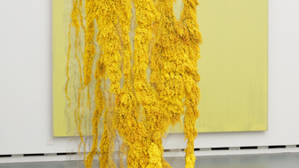 Blumen für die Kunst<br>3.3.–8.3.2026, Aargauer Kunsthaus<br>Florale Interpretation: Samantha Bühler, Winterthur<br>Werk: Joseph Marioni, Yellow painting, 2002<br>Aargauer Kunsthaus / Schenkung Joseph Marioni in Erinnerung an Bernhard Stahel, 2003<br>Foto: David Aebi, Burgdorf