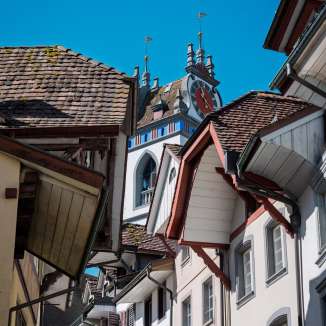 Altstadt mit Kirchenturm im Hintergrund.