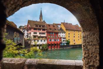 Aussenansicht des Theater Kornhaus mit dem Fluss im Vordergrund