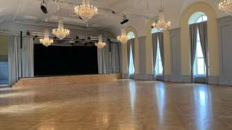 Festsaal mit Kronleuchter