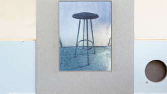 Mattia Comuzzi, Bar Chair (Max Bill), 2026<br>Inkjet- und Inkjet-Transferdruck auf mattem Papier, Karton, 29.7 x 42 cm <br>Mit Genehmigung von Mattia Comuzzi<br>© Mattia Comuzzi