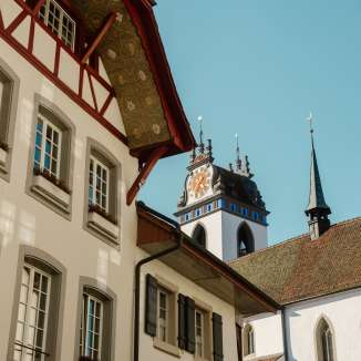 Päärchen auf Erkundung durch Aarau an der Bachfischet