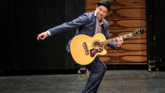 Bild mit Gitarre