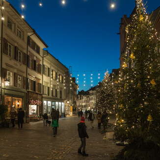 Rheinfelden erstrahlt in der Adventszeit mit funkelnder Weihnachtsbeleuchtung und einem festlich geschmückten Weihnachtsbaum im historischen Stadtzentrum.