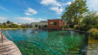 thermalbad-zurzach-naturschwimmbecken-mit-schwimmer