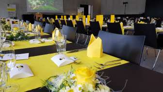 gedeckte Tische im Speisesaal