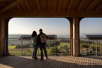 Zwei Personen geniessen die Aussicht auf dem Hasenbergturm, ein Aussichtsturm in der Gemeinde Widen.