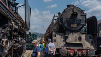 dampflokdepot-full-besucher-im-depot