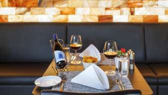 vitalboutique-hotel-zurzacherhof-vital-restaurant-mit-gedecktem-tisch