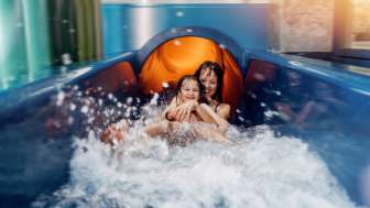 therme-zurzach-papa-moll-wasserwelt-rutschbahn-frau-mit-kind