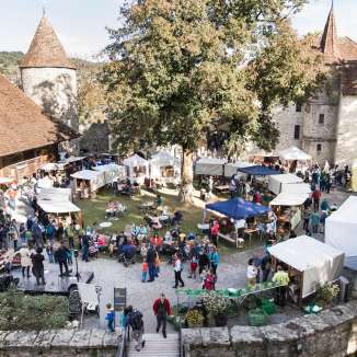Personen an einem Markt im Schloss