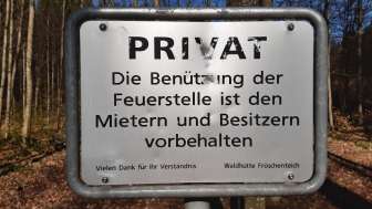 Fröschenteich Waldhütte_Verbotstafel
