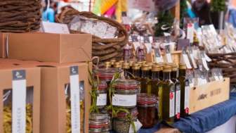 Verschiedene Teigwaren, Tomatenpesto, Essig, Oel und viele weitere Lebensmittel aus der Eigenproduktion