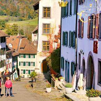 Familie in der Altstadt von Kaiserstuhl