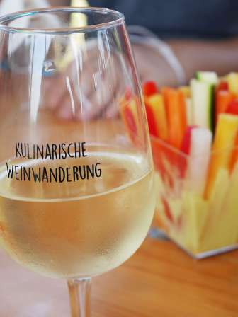 Tauchen Sie ein in die fantastische Welt der Weine. Ein einheimischer Weinkenner gibt auf der knapp sechs Kilometer langen Wanderung viele spannende Informationen rund um die herrlichen Zurzibieter Weine weiter. Zwischen abwechslungsreichen Etappen mitten durch die saftigen Rebberge können Sie köstliche Tropfen geniessen und kulinarische Höhenflüge erleben. Ungezwungene Gespräche mit den lokalen Weinproduzenten und gemütliches Beisammen sein. Der Ausklang im Aarg.Kant.Weinbau-Museum rundet die kulinarische Weinwanderung ab.