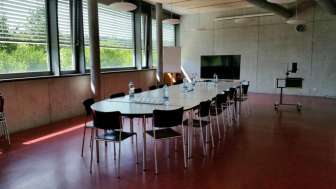 Heller Seminaraum mit Ausblick in die Natur