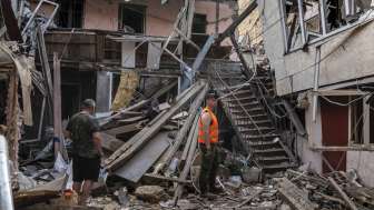 Ukraine – Odessa – 17.06.2025: Folgen eines russischen Drohnenangriffs auf die Novoselsky-Straße in Odessa. Anwohner betrachten die Zerstörungen in ihrem Wohnviertel © Nataliia Mykhailenko / ukrainianphotodiary.org
