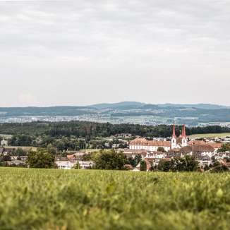 Panorama vom Benediktinerkloster Muri und Umgebung.