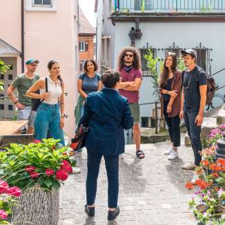 Gruppenstadtführung in Baden im Frühling in einem Innenhof.