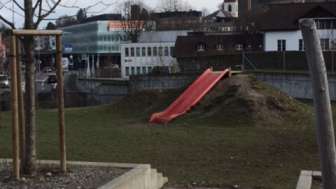 Lenzburg Spielplatz Schulhaus Angelrain