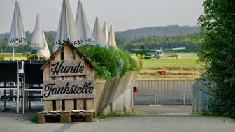 Terrasse Hundetankstelle Restaurant Flugplatz Birrfeld