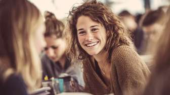 frauen-im-klassenzimmer_carestudy