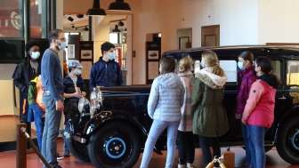 Schulklasse im Classic Car Museum
