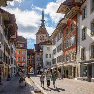 Die historische Altstadt von Aarau begeistert mit ihren prachtvollen Fassaden, den berühmten bemalten Dachuntersichten und einer lebendigen Atmosphäre, die zum Flanieren und Entdecken einlädt.